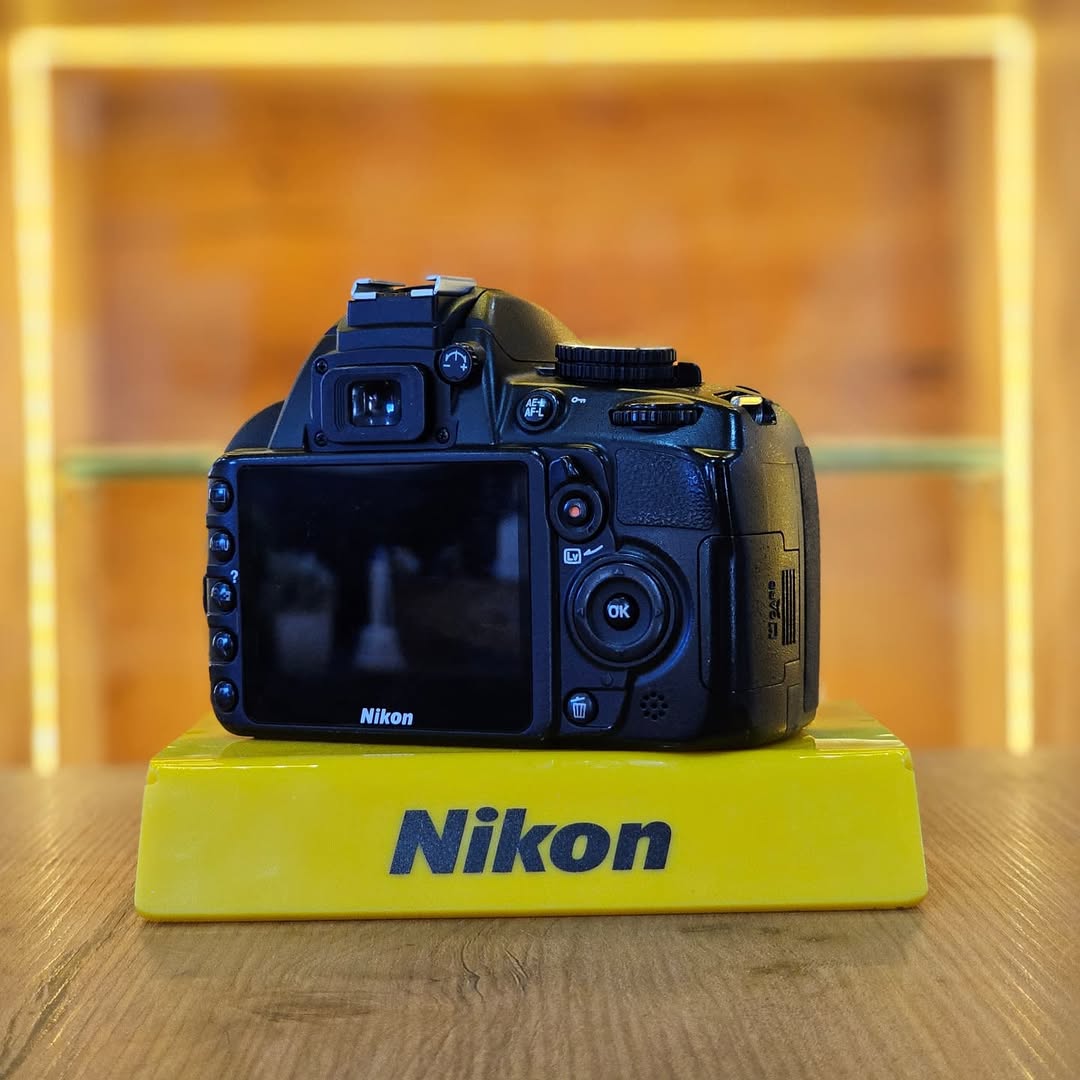 Nikon D3100 + lente NIKKOR 18-55mm