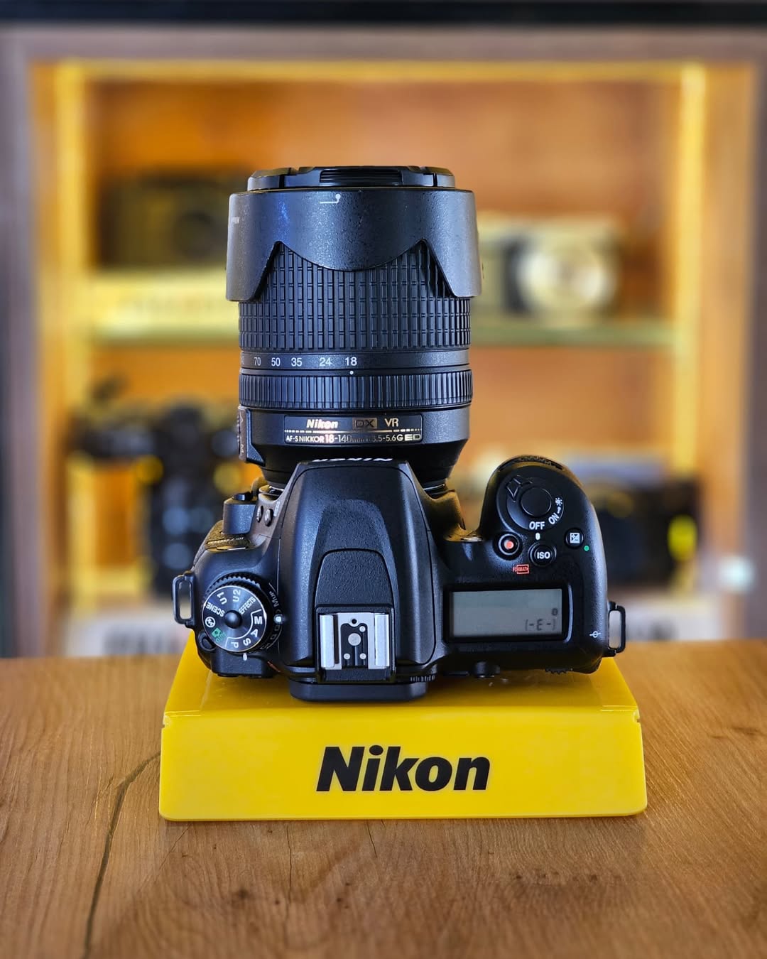 Nikon D7500 + lente NIKKOR 18-140mm