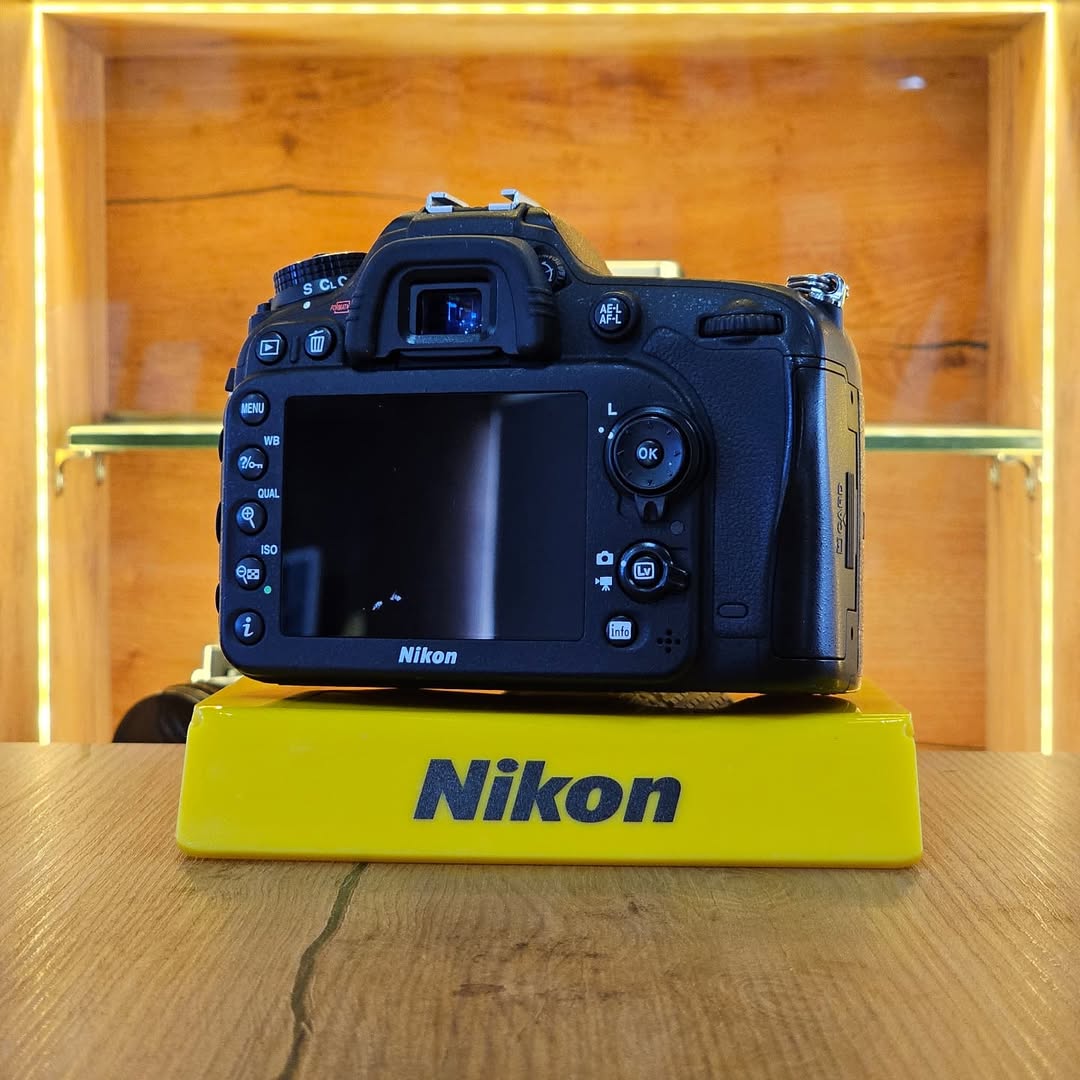 Nikon D7200 + lente NIKKOR 18-140mm