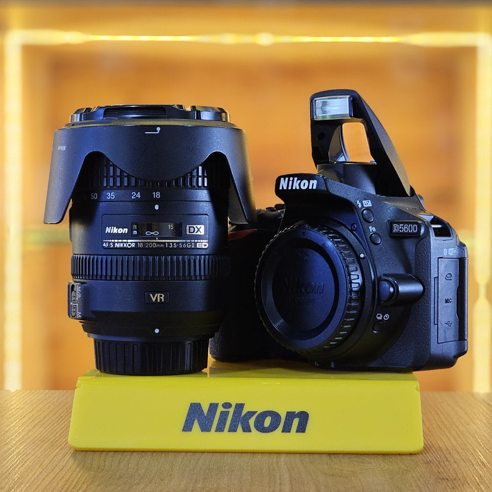 Nikon D5600 + Lente Nikkor 18-200mm VR DX AF-S