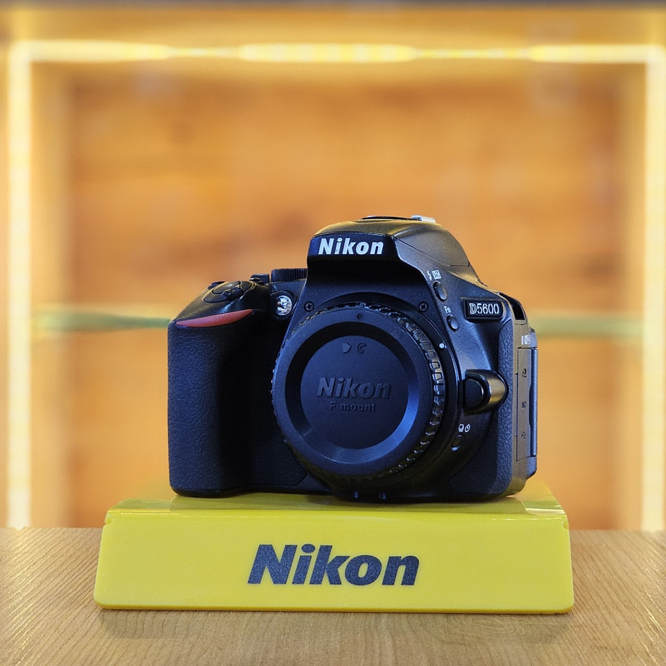 Nikon D5600 + Lente Nikkor 18-200mm VR DX AF-S