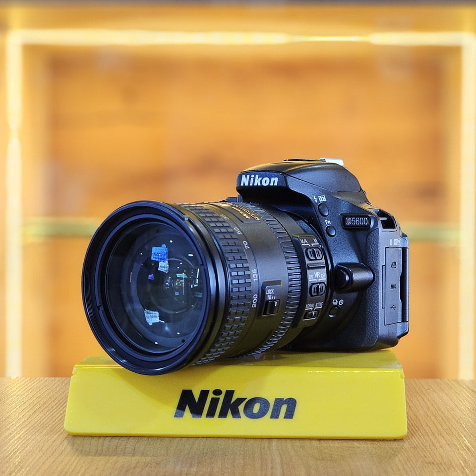 Nikon D5600 + Lente Nikkor 18-200mm VR DX AF-S