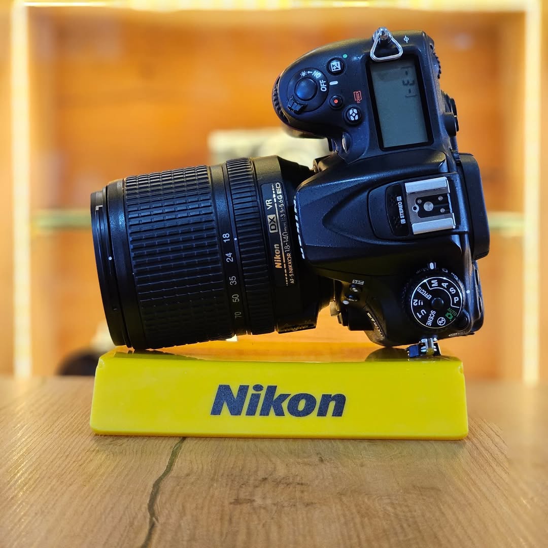 Nikon D7200 + lente NIKKOR 18-140mm