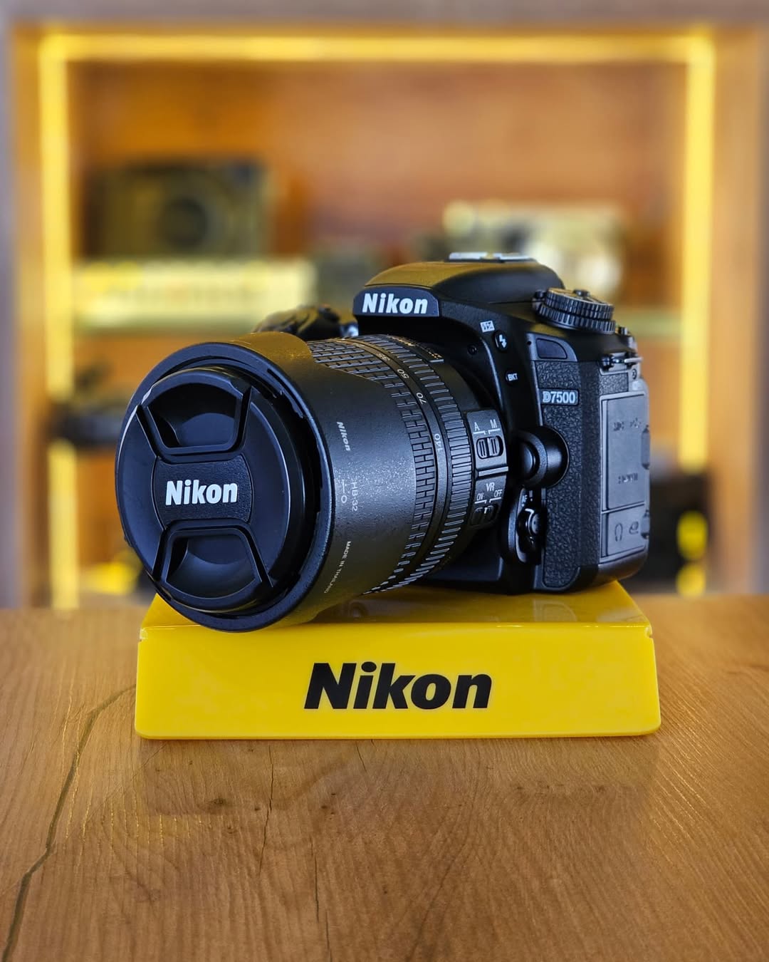 Nikon D7500 + lente NIKKOR 18-140mm