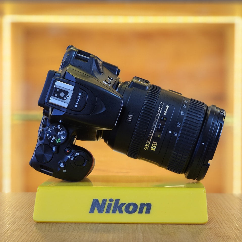 Nikon D5600 + Lente Nikkor 18-200mm VR DX AF-S