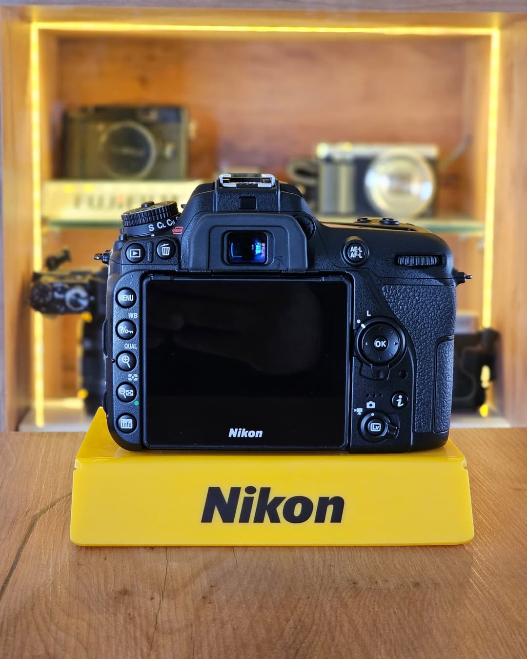 Nikon D7500 + lente NIKKOR 18-140mm