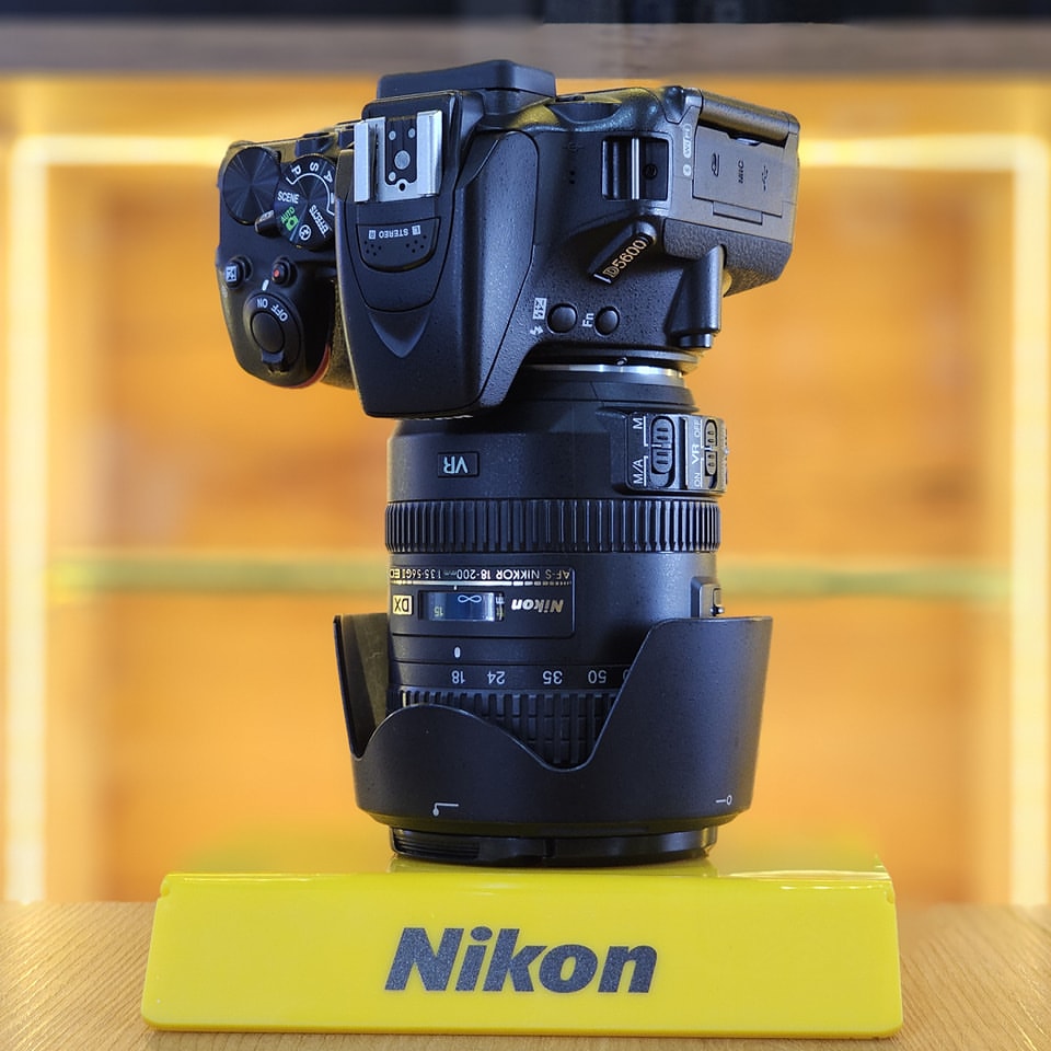 Nikon D5600 + Lente Nikkor 18-200mm VR DX AF-S