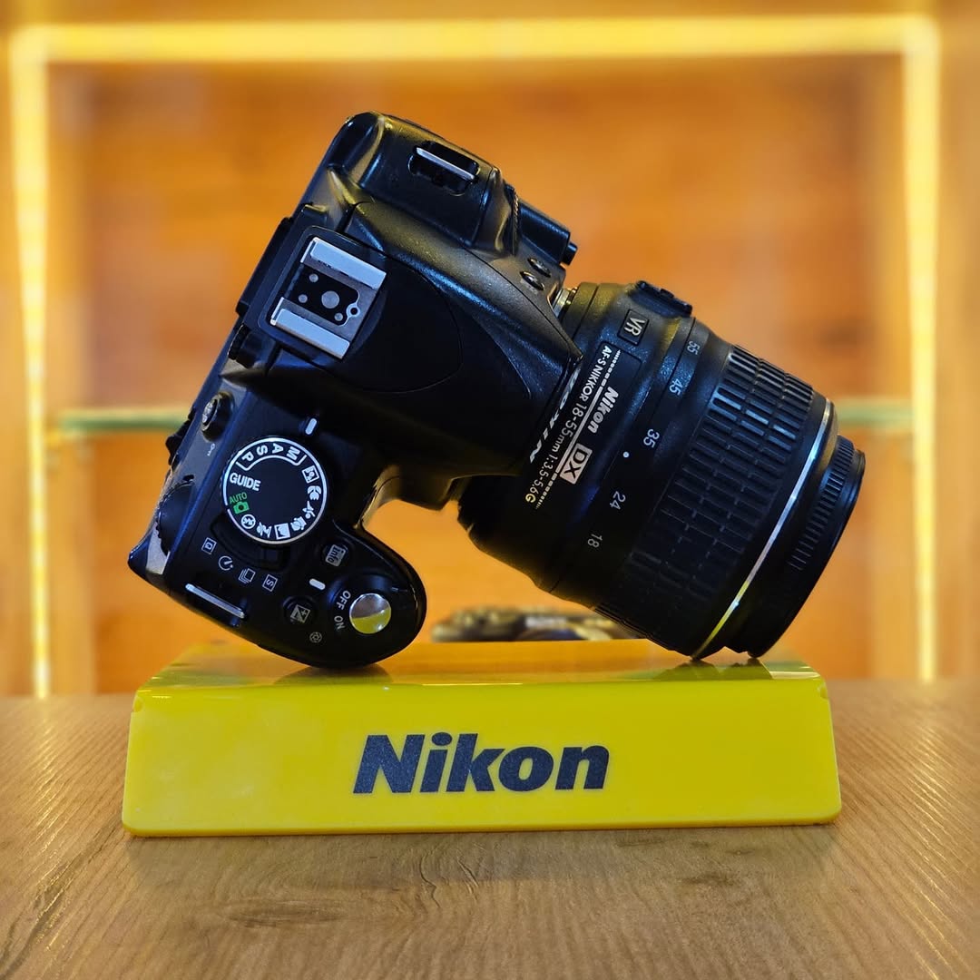 Nikon D3100 + lente NIKKOR 18-55mm