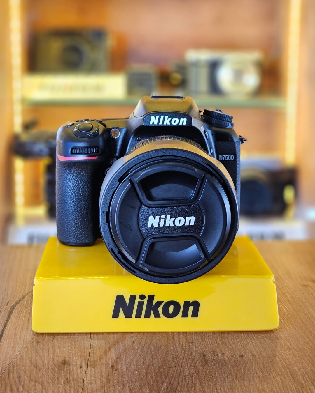 Nikon D7500 + lente NIKKOR 18-140mm