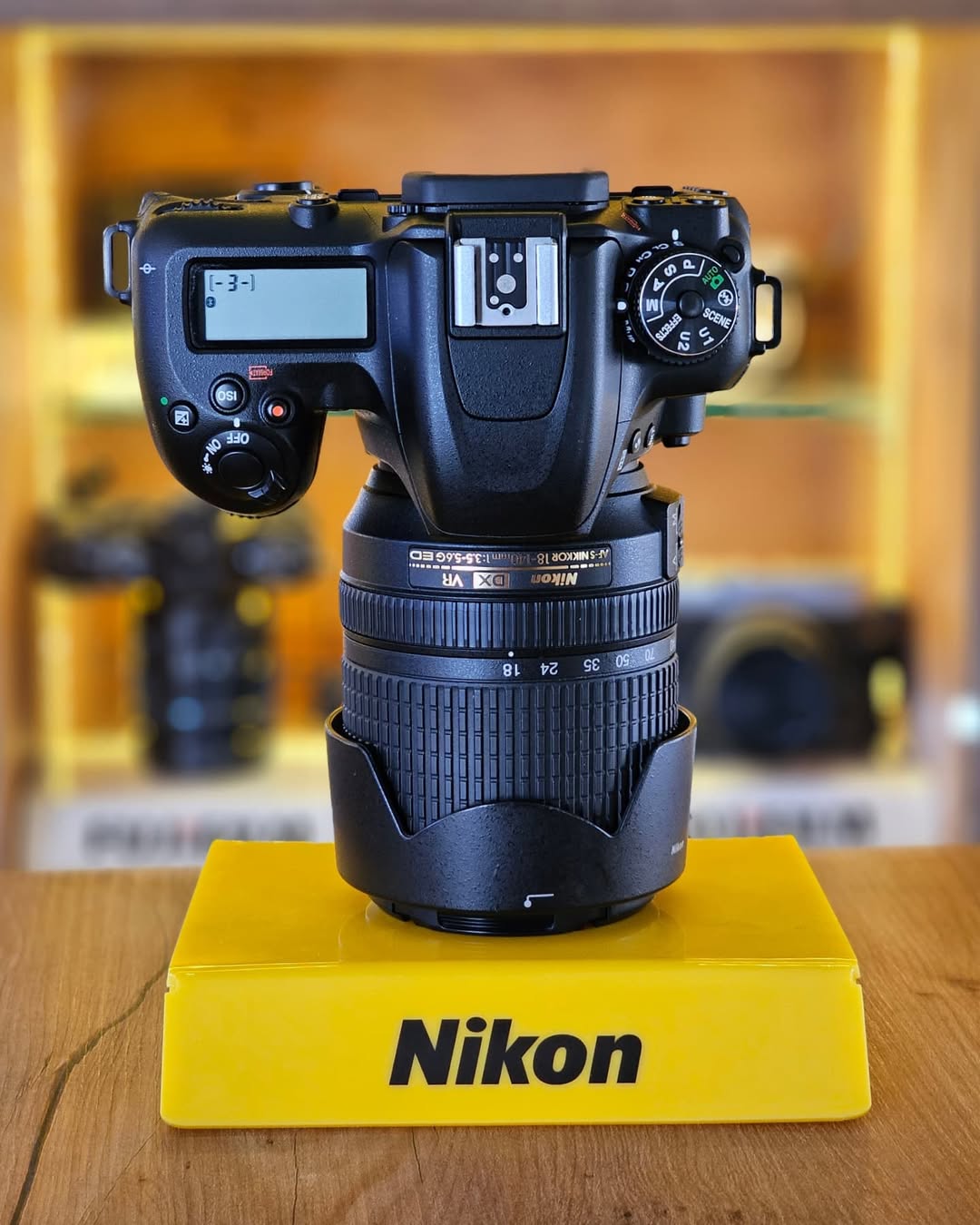 Nikon D7500 + lente NIKKOR 18-140mm