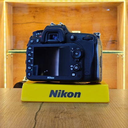 Nikon D7200 + lente NIKKOR 18-140mm