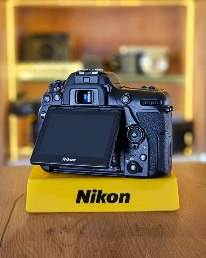 Nikon D7500 + lente NIKKOR 18-140mm