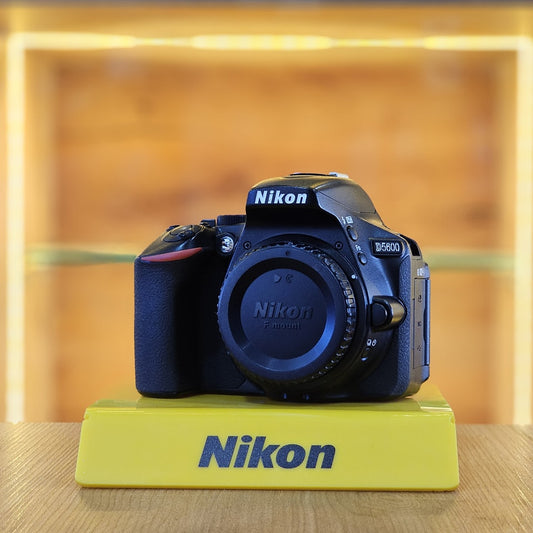Nikon D5600 + Lente Nikkor 18-200mm VR DX AF-S