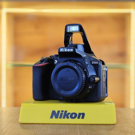 Nikon D5600 + Lente Nikkor 18-200mm VR DX AF-S