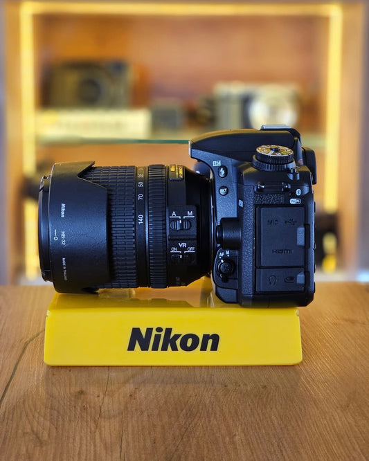 Nikon D7500 + lente NIKKOR 18-140mm