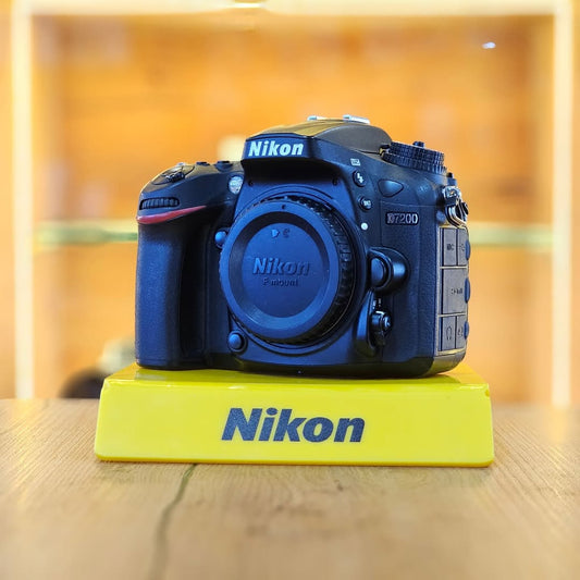 Nikon D7200 + lente NIKKOR 18-140mm