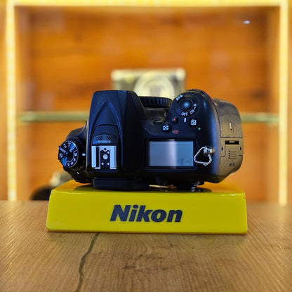Nikon D7200 + lente NIKKOR 18-140mm